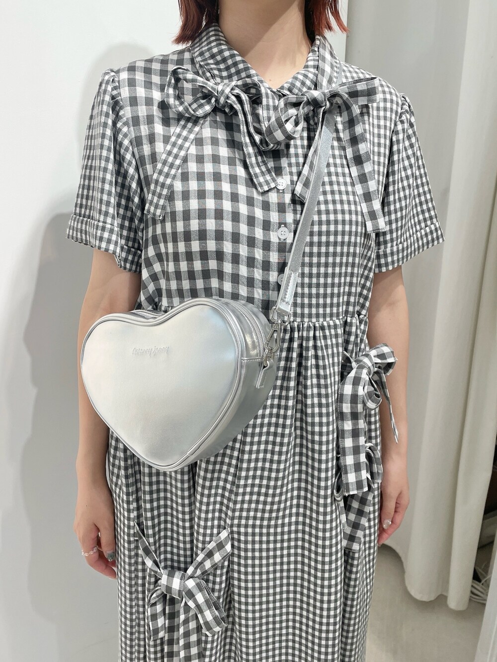 シルバー系のショルダーバッグ、ブラック系のワンピース、グレー系のスウェットパンツを着用したレディースの夏コーディネートの5枚目の写真