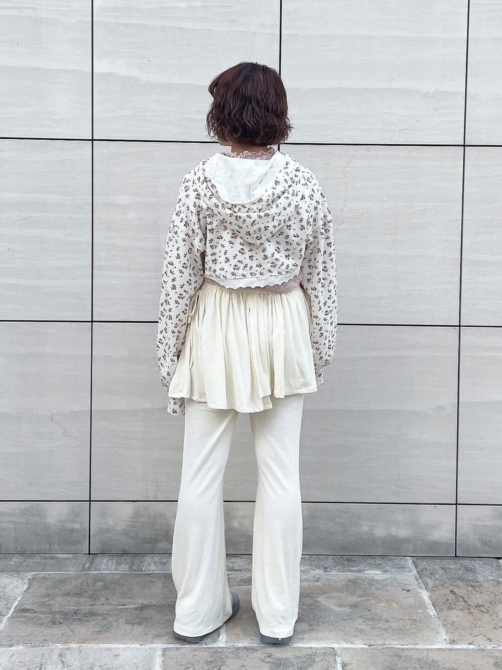 その他のカーディガン/ボレロ、ピンク系のTシャツ/カットソー、ベージュ系のスニーカーを着用したレディースの夏コーディネートの4枚目の写真