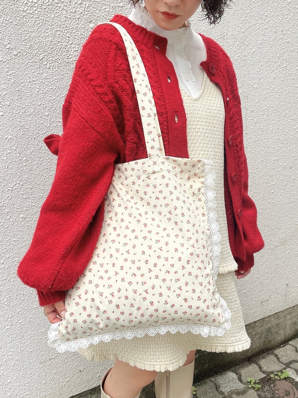 ホワイト系のシャツ/ブラウス、レッド系のカーディガン/ボレロ、ホワイト系のジャンパースカートを着用したレディースの秋コーディネートの8枚目の写真