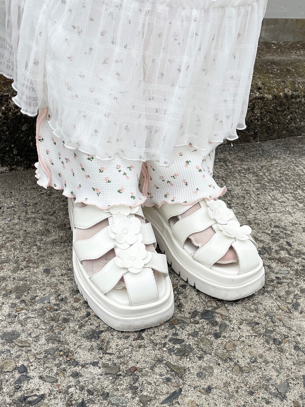 ホワイト系のワンピース、ホワイト系のTシャツ/カットソー、ピンク系のその他パンツを着用したレディースの春コーディネートの4枚目の写真