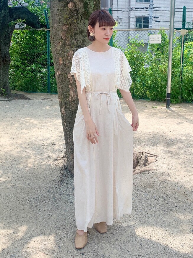 ベージュ系のパンプス、ホワイト系のワンピースを着用したレディースの春コーディネートの2枚目の写真