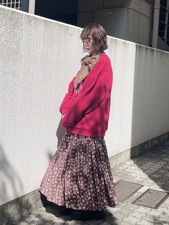 ブラウン系のスカート、ベージュ系のシャツ/ブラウス、レッド系のTシャツ/カットソーを着用したレディースの秋コーディネートの3枚目の写真