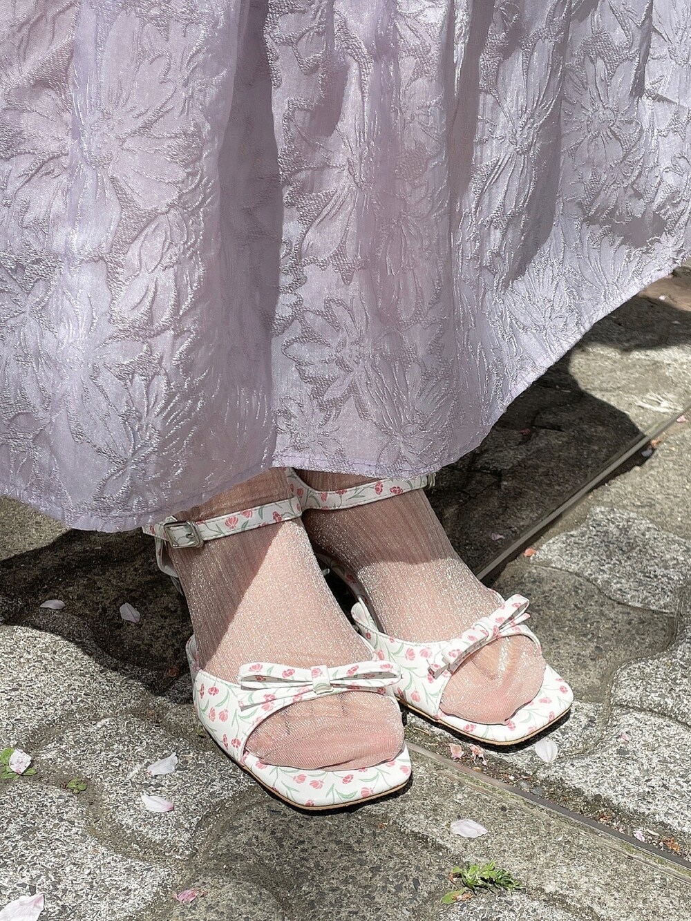 ホワイト系のシャツ/ブラウス、パープル系のワンピース、ホワイト系のパンプスを着用したレディースの春コーディネートの5枚目の写真