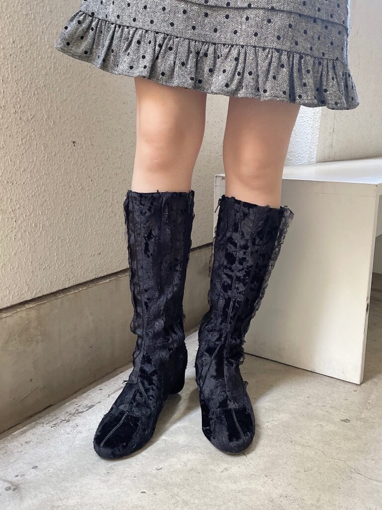 ベージュ系のショルダーバッグ、ピンク系のTシャツ/カットソー、グレー系のスカートを着用したレディースの秋コーディネートの6枚目の写真