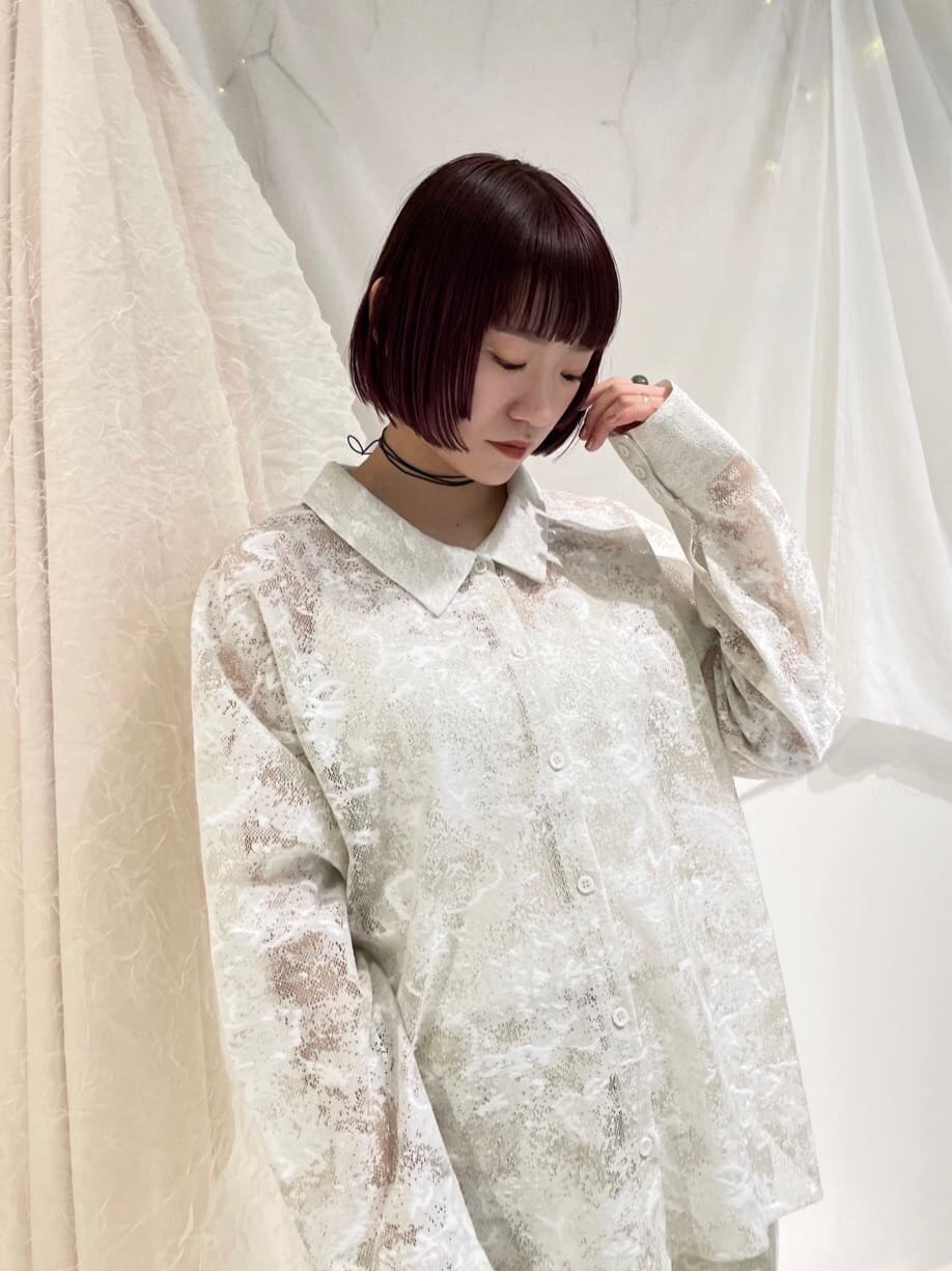 ブラウン系のシャツ/ブラウス、ブラウン系のその他パンツ、ブラウン系のサンダルを着用したレディースの春コーディネートの4枚目の写真