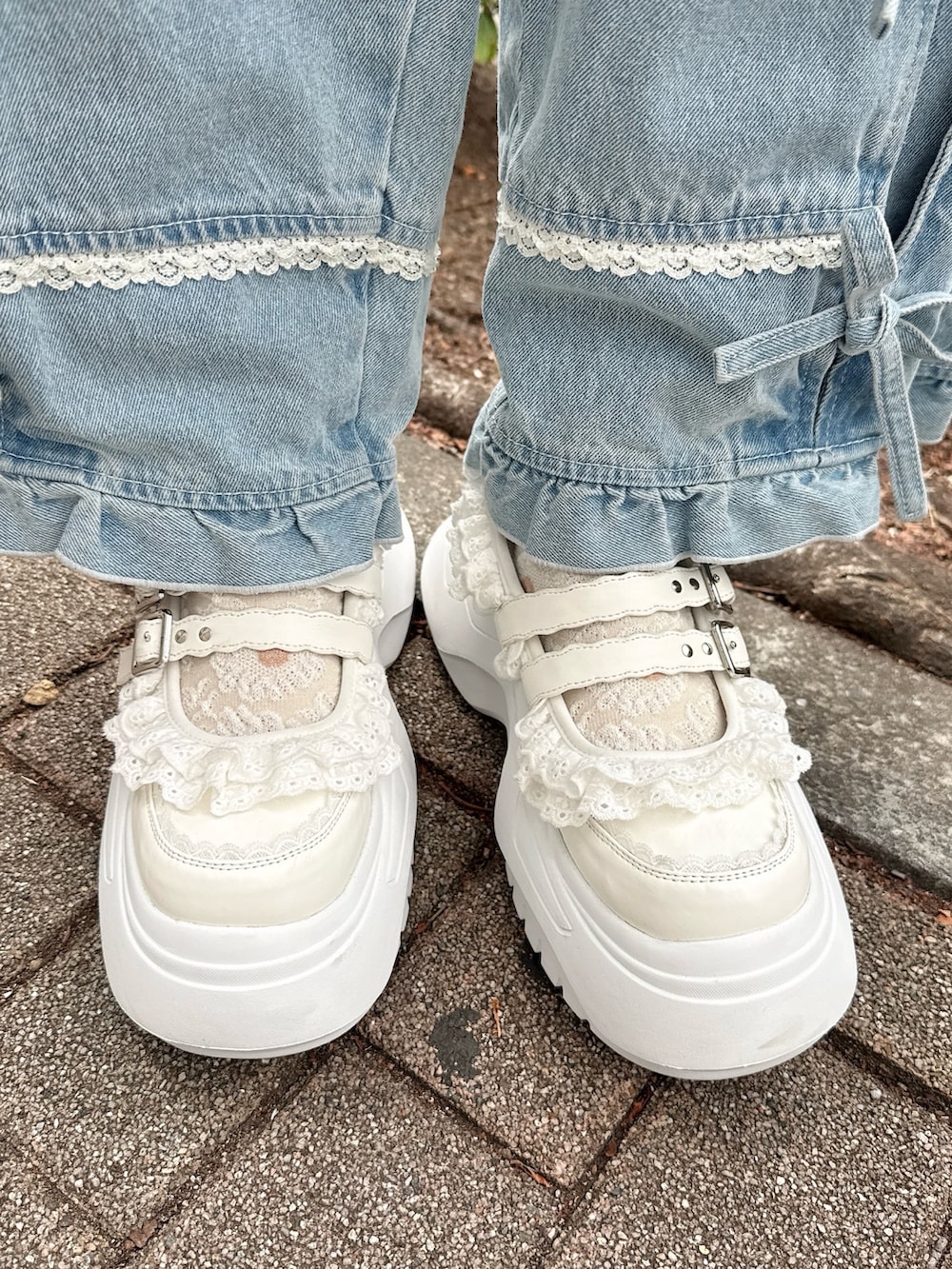 ブルー系のショルダーバッグ、ブルー系のシャツ/ブラウス、ホワイト系のTシャツ/カットソーを着用したレディースの春コーディネートの8枚目の写真