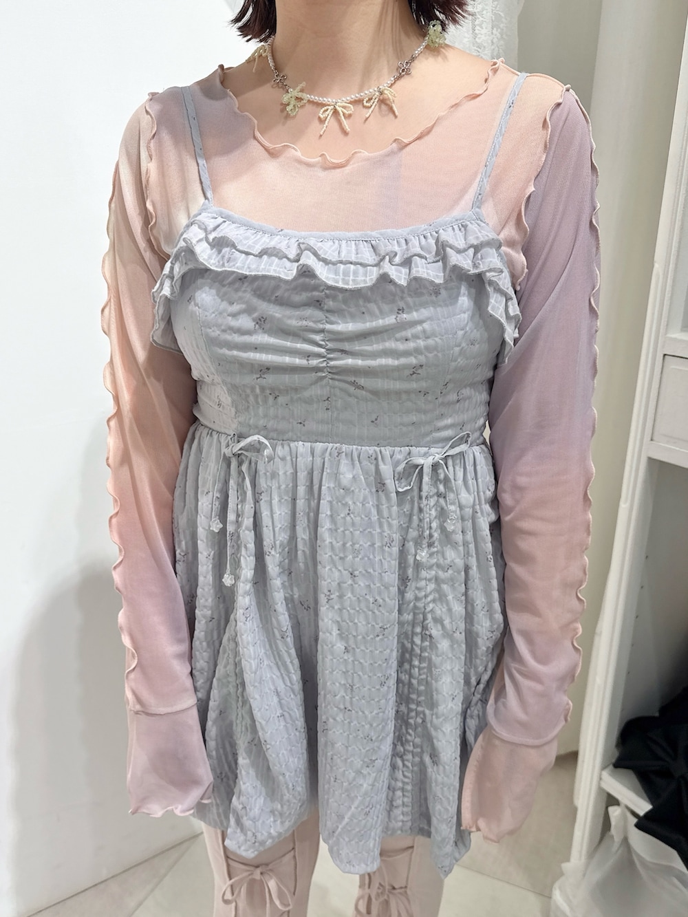 ピンク系のTシャツ/カットソー、ブルー系のワンピース、ピンク系のその他パンツを着用したレディースの春コーディネートの4枚目の写真