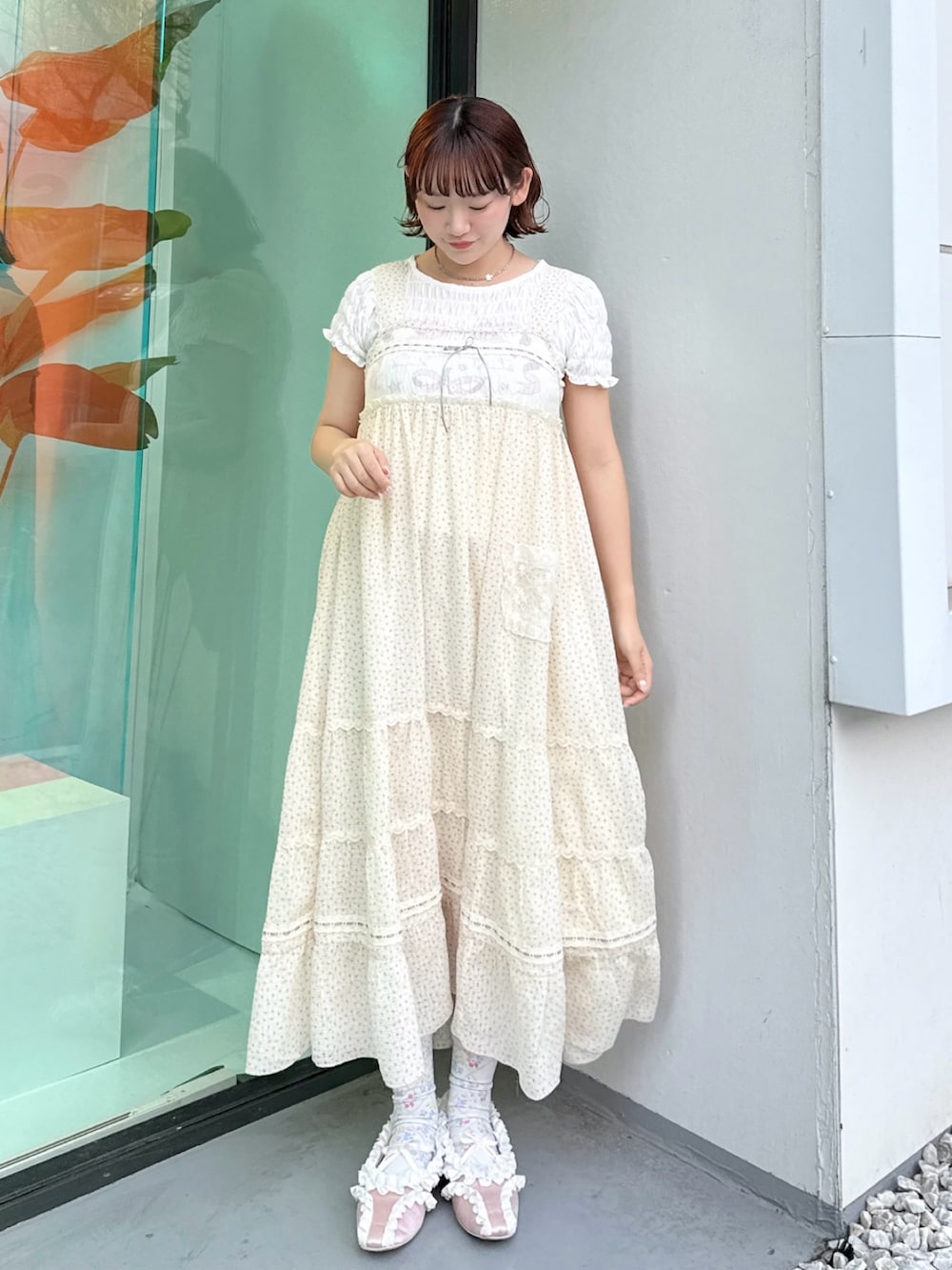 ホワイト系のTシャツ/カットソー、ホワイト系のワンピース、ピンク系のバレエシューズを着用したレディースの冬コーディネートの2枚目の写真