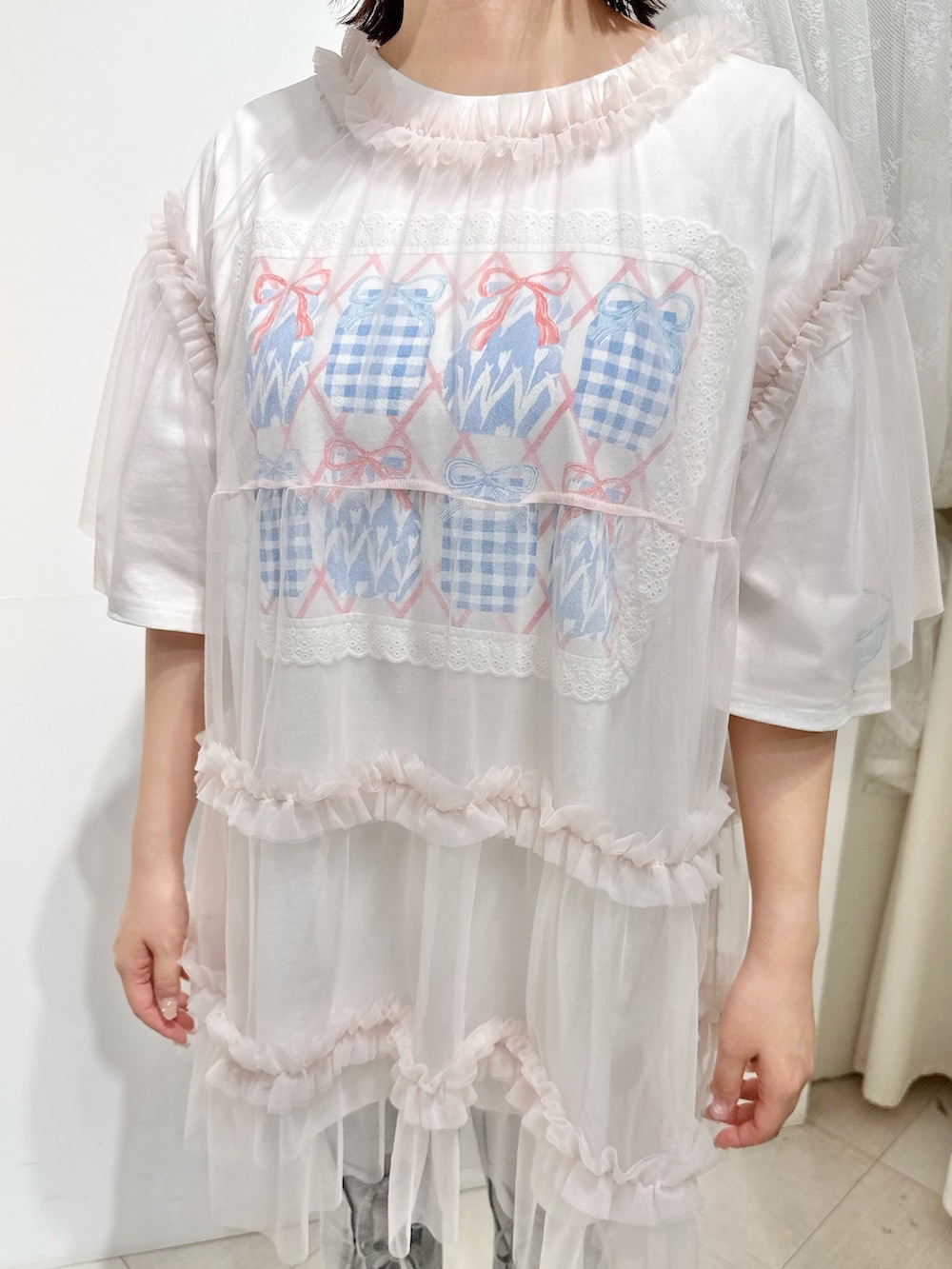 ホワイト系のTシャツ/カットソー、ピンク系のチュニック、グレー系のその他パンツを着用したレディースの春コーディネートの6枚目の写真
