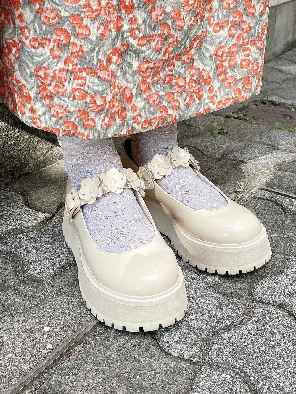 ブラウン系のその他アウター、ホワイト系のニット/セーター、オレンジ系のワンピースを着用したレディースの秋コーディネートの7枚目の写真