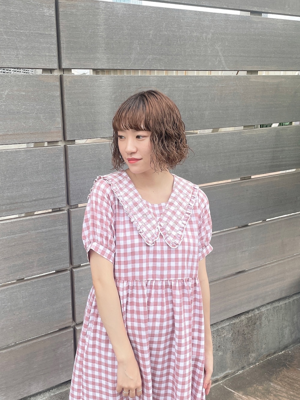 ピンク系のワンピース、ホワイト系のトートバッグ、ピンク系のパンプスを着用したレディースの夏コーディネートの4枚目の写真