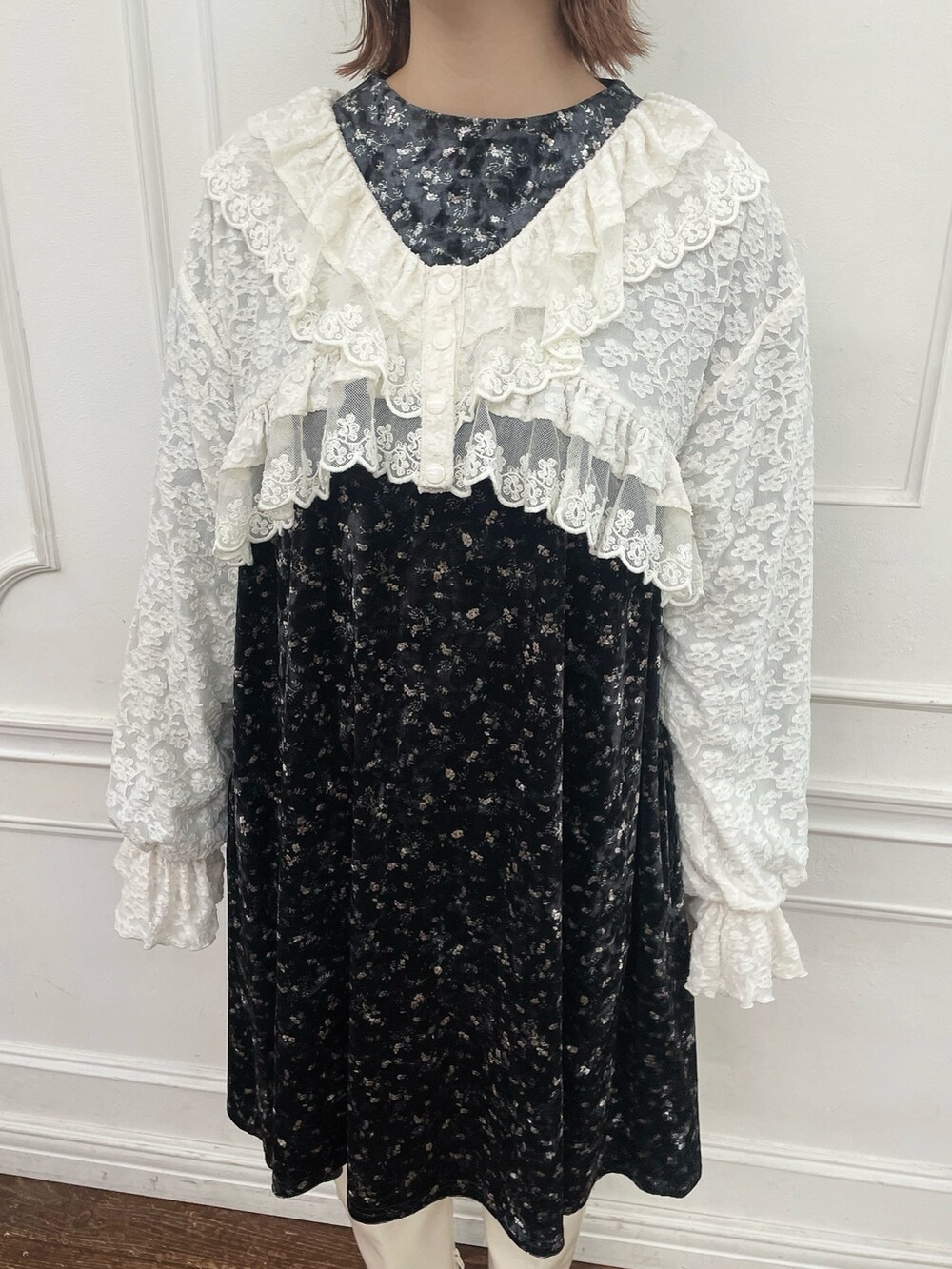 ホワイト系のシャツ/ブラウス、ブラック系のワンピース、ホワイト系のブーツを着用したレディースの夏コーディネートの7枚目の写真