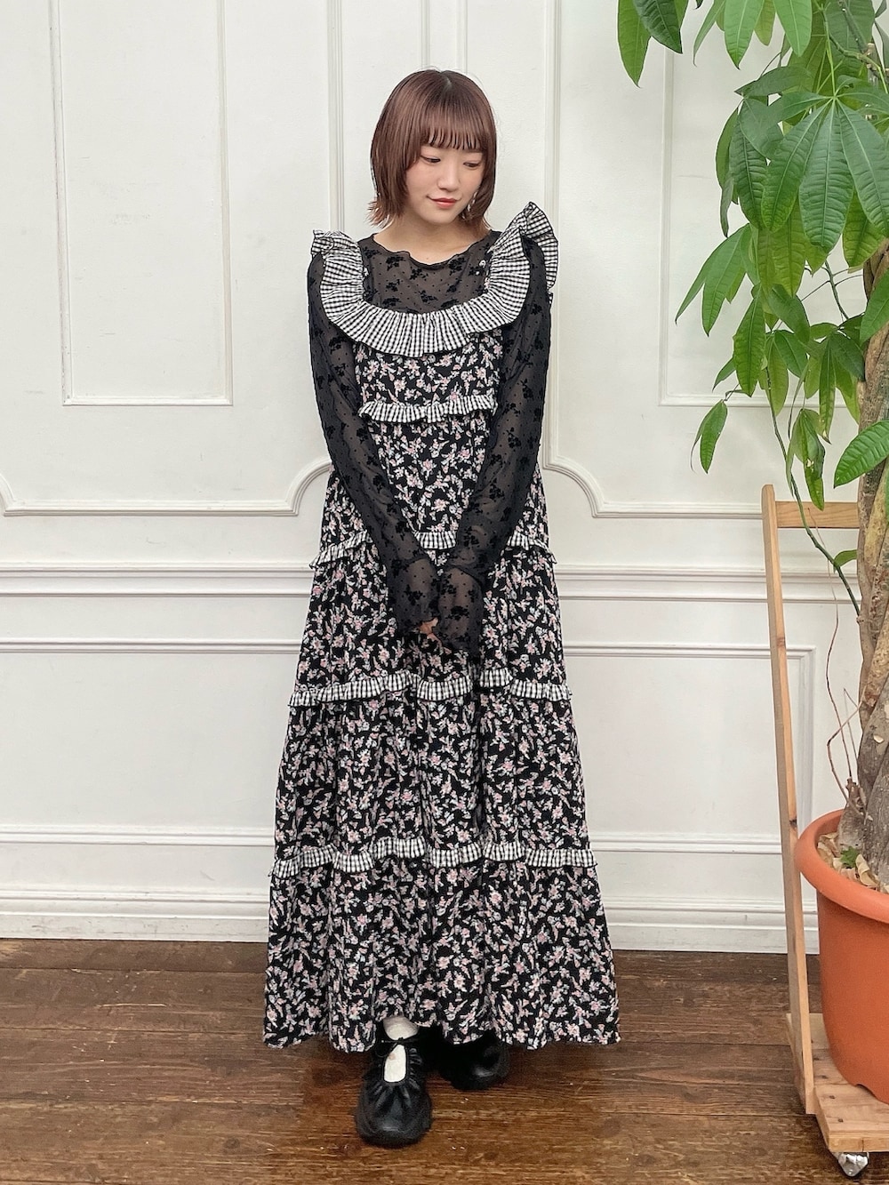 ブラック系のTシャツ/カットソー、ブラック系のワンピース、ブラック系のスニーカーを着用したレディースの夏コーディネートの2枚目の写真