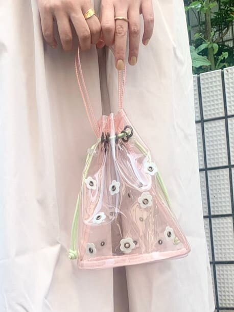 ピンク系のハンドバッグ、ベージュ系のワンピース、ピンク系のスニーカーを着用したレディースの夏コーディネートの5枚目の写真