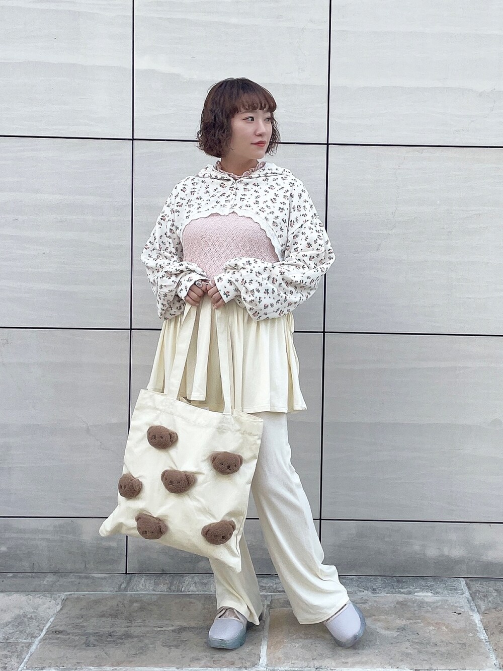 その他のカーディガン/ボレロ、ピンク系のTシャツ/カットソー、ベージュ系のスニーカーを着用したレディースの夏コーディネートの2枚目の写真