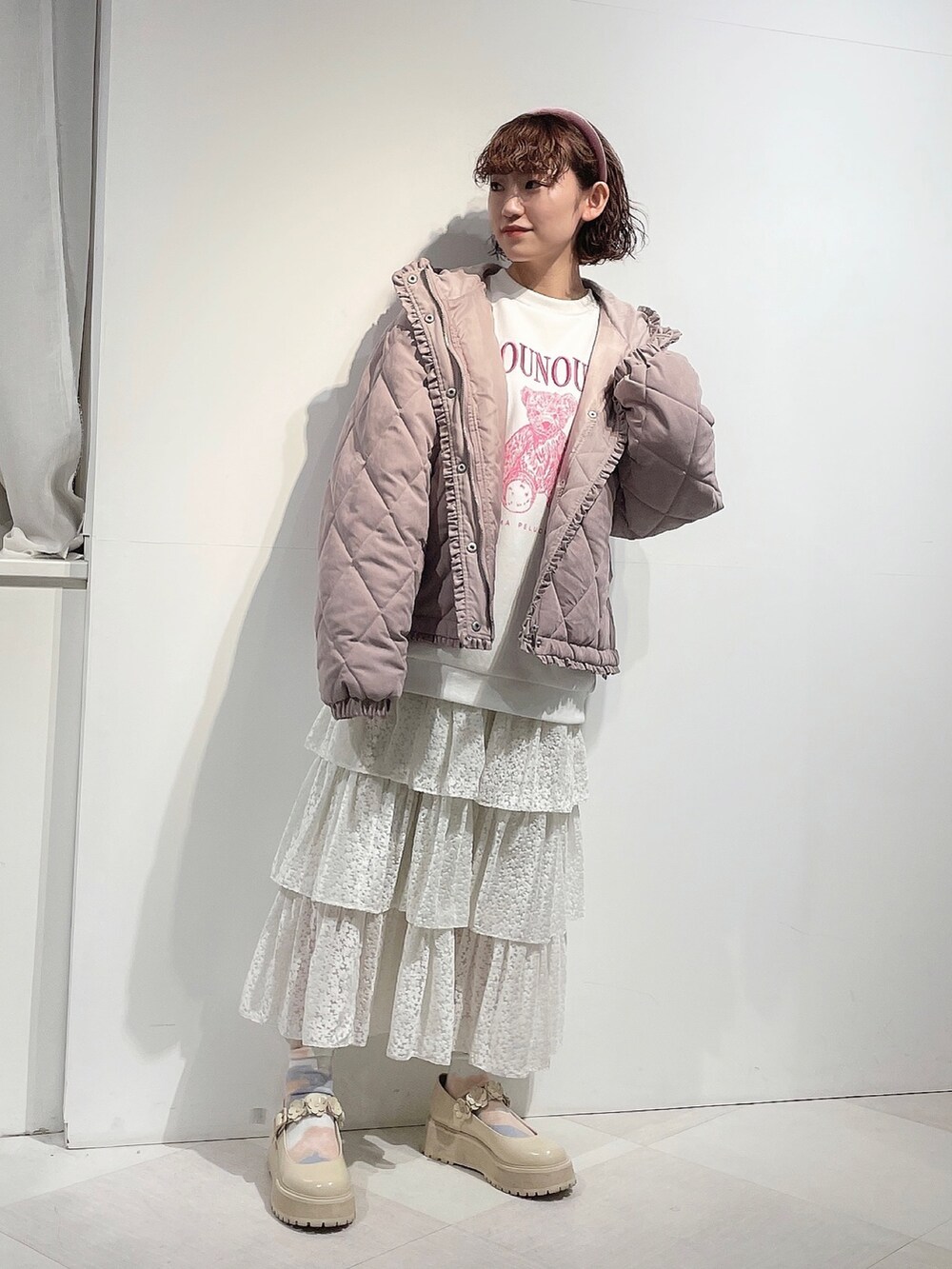 ホワイト系のTシャツ/カットソー、ピンク系のその他アウター、ホワイト系のスカートを着用したレディースの冬コーディネートの2枚目の写真