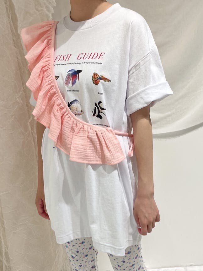 ピンク系のチューブトップ、ホワイト系のその他パンツ、ホワイト系のサンダルを着用したレディースの春コーディネートの5枚目の写真