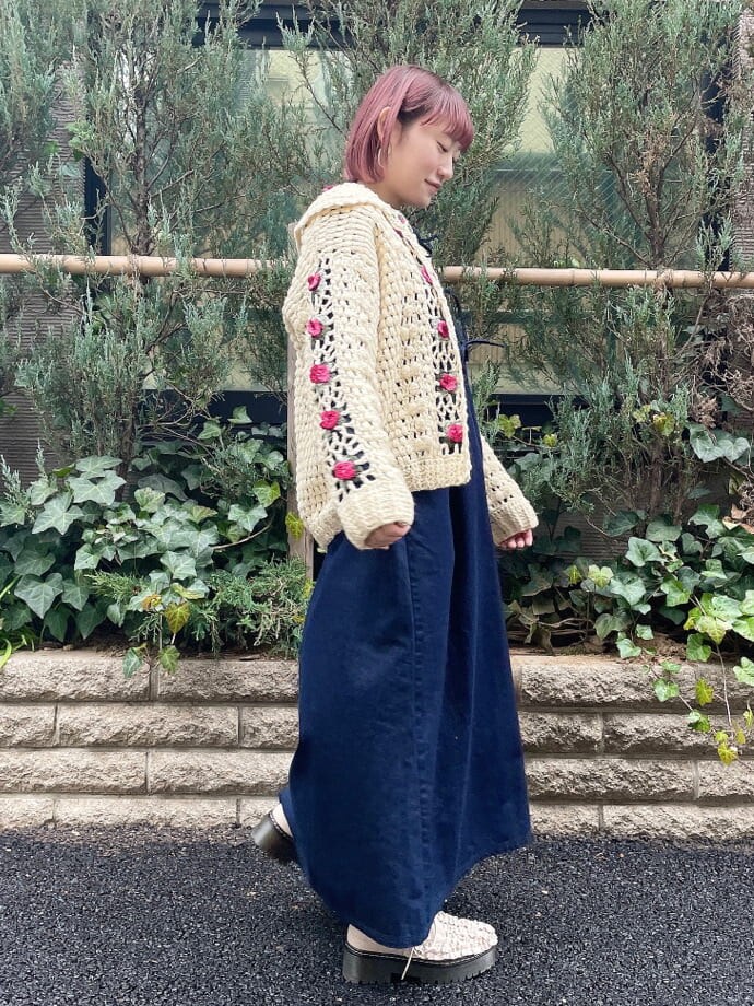 ブルー系のワンピース、ピンク系のその他シューズ、イエロー系のカーディガン/ボレロを着用したレディースの冬コーディネートの2枚目の写真