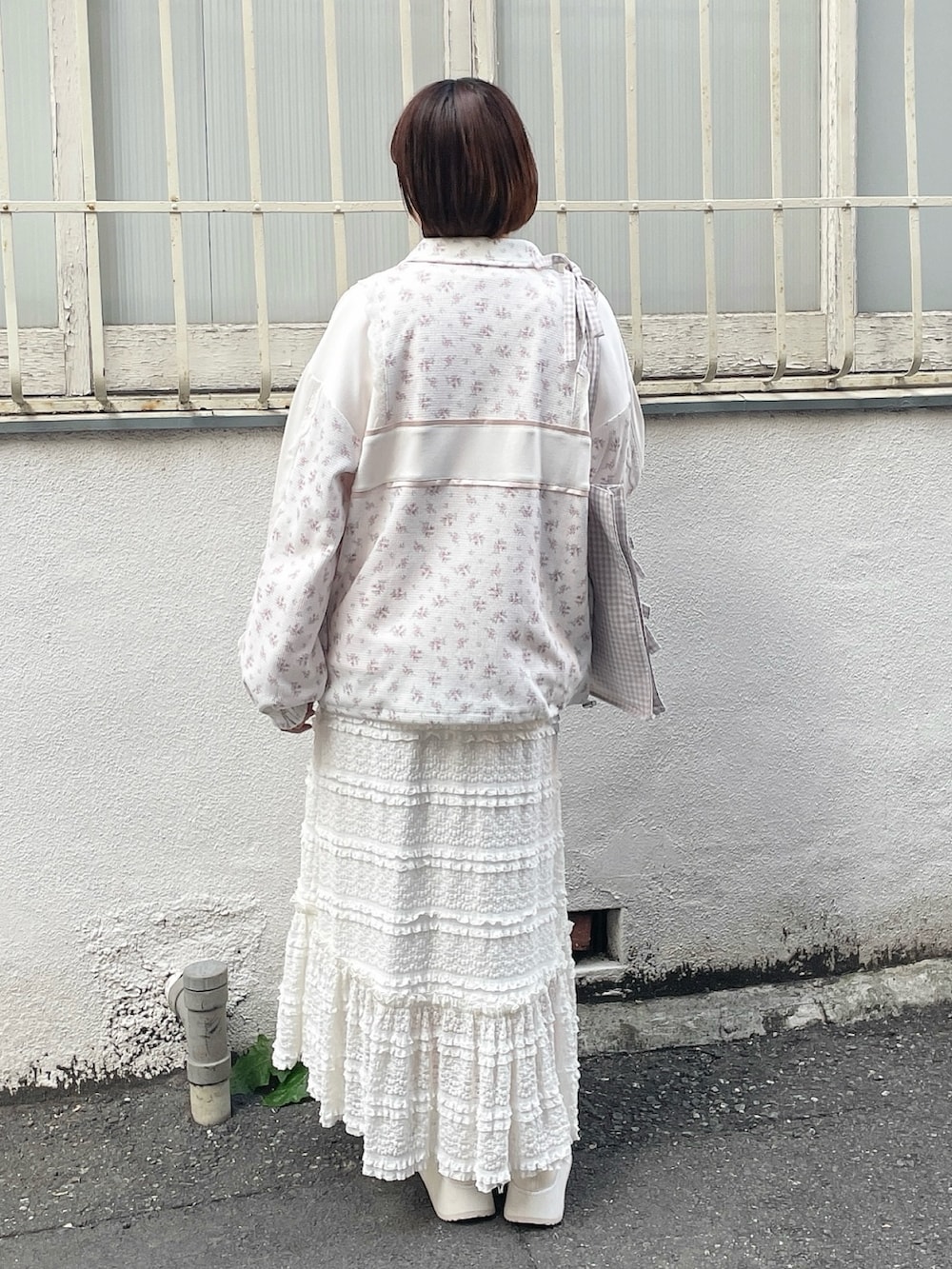 ピンク系のジャージ、ベージュ系のトートバッグ、ピンク系のスウェットを着用したレディースの冬コーディネートの4枚目の写真