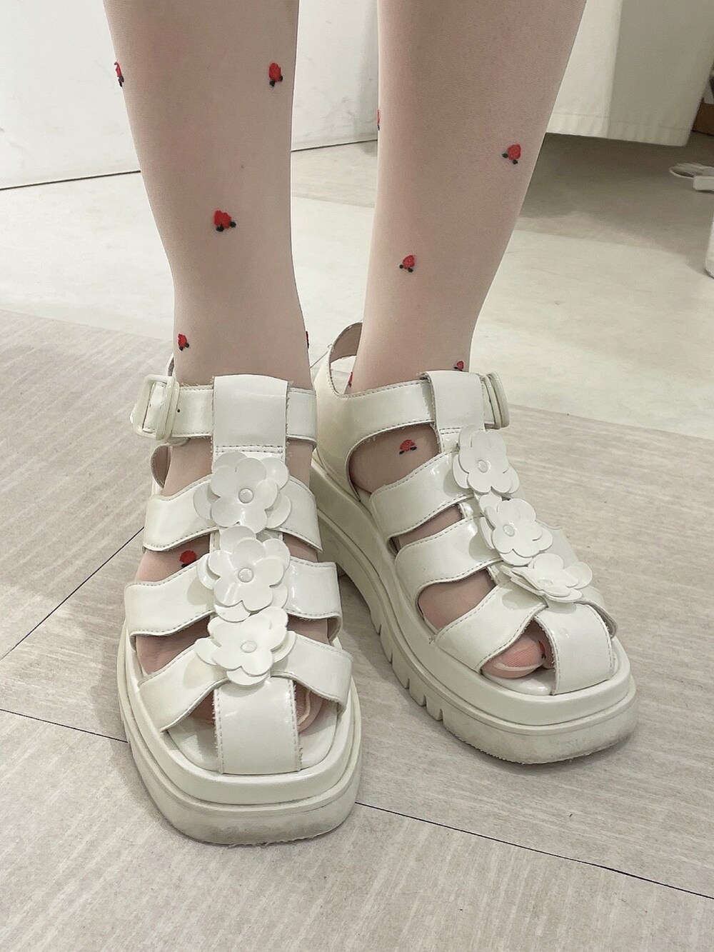 ホワイト系のシャツ/ブラウス、ブルー系のワンピース、ホワイト系のサンダルを着用したレディースの春コーディネートの5枚目の写真