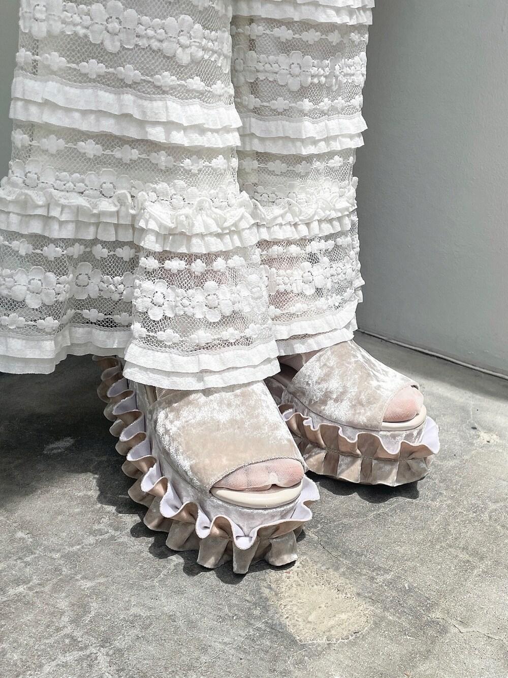レッド系のワンピース、ホワイト系のカーディガン/ボレロ、ホワイト系のスウェットパンツを着用したレディースの夏コーディネートの8枚目の写真