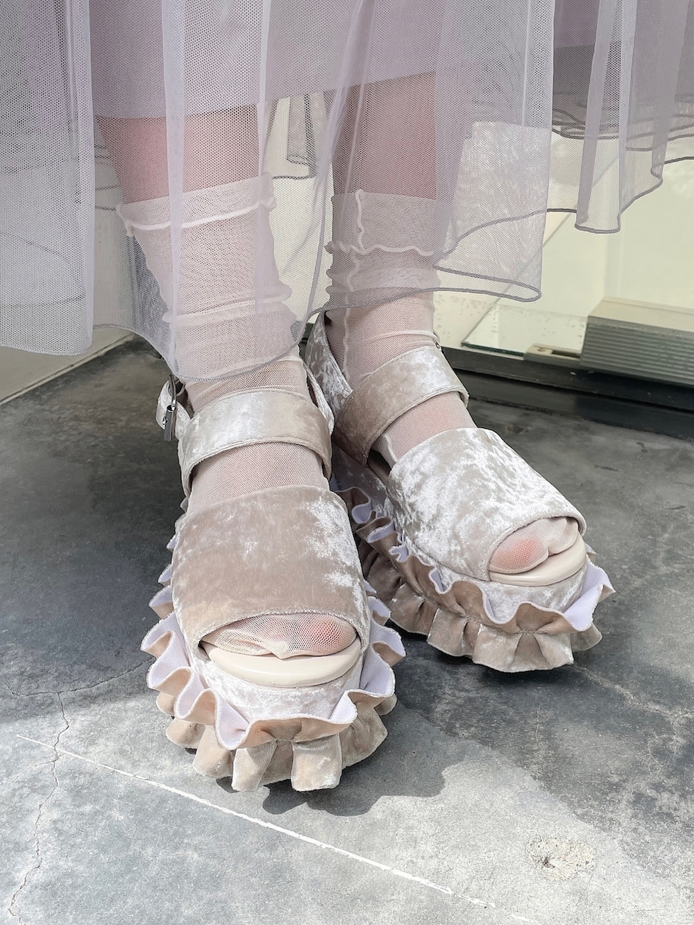 パープル系のワンピース、ホワイト系のTシャツ/カットソー、ホワイト系のTシャツ/カットソーを着用したレディースの夏コーディネートの6枚目の写真