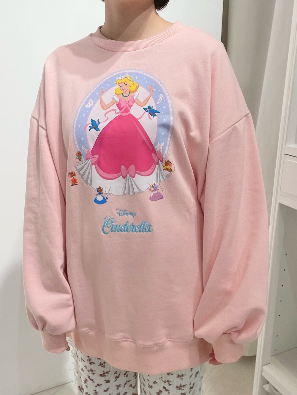 ホワイト系のバレエシューズ、レッド系のスウェットパンツ、ホワイト系のショルダーバッグを着用したレディースの冬コーディネートの6枚目の写真
