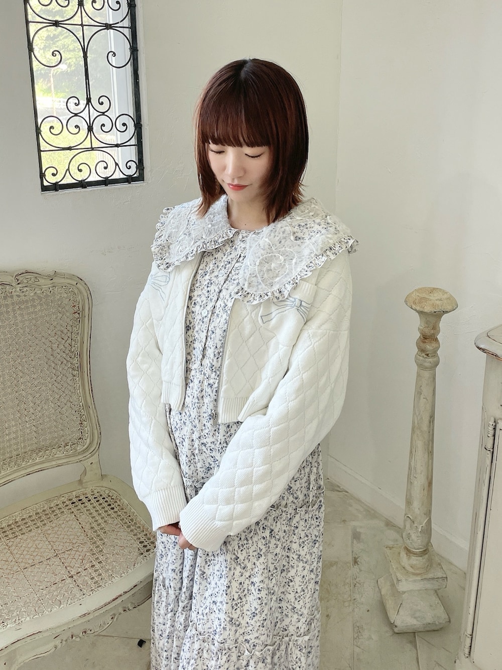 ホワイト系のカーディガン/ボレロ、ホワイト系のワンピース、シルバー系のパンプスを着用したレディースの秋コーディネートの5枚目の写真