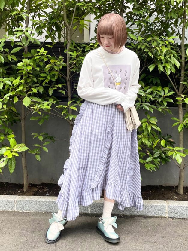 ブルー系のパンプス、ホワイト系のTシャツ/カットソー、ピンク系のTシャツ/カットソーを着用したレディースの夏コーディネートの2枚目の写真