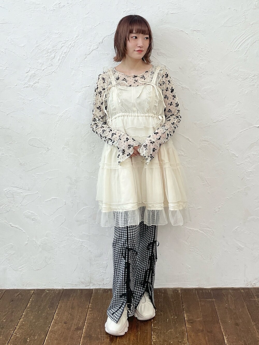 ホワイト系のTシャツ/カットソー、ホワイト系のワンピース、ブラック系のスラックスを着用したレディースの夏コーディネートの3枚目の写真