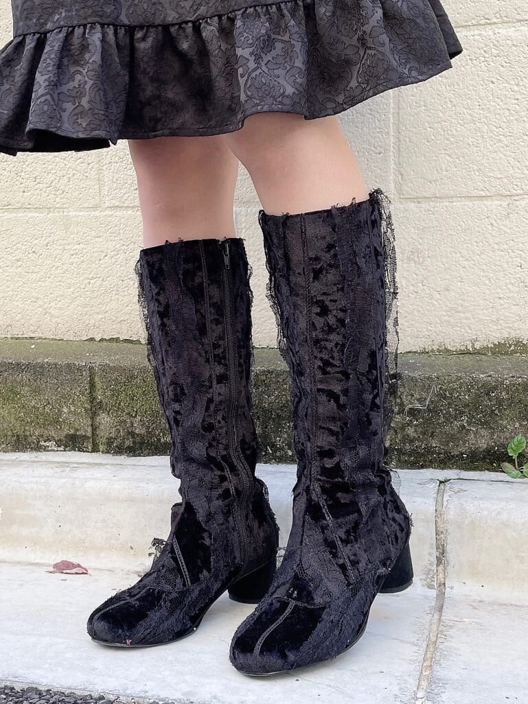 ブラック系のワンピースを着用したレディースの秋コーディネートの4枚目の写真