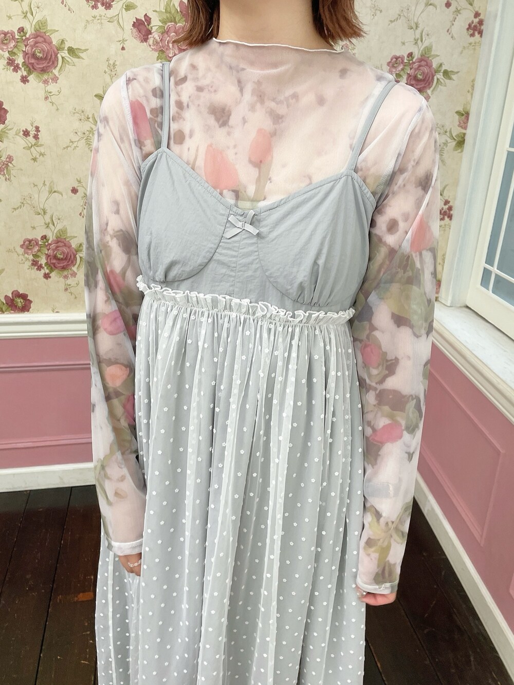 グレー系のワンピース、ホワイト系のTシャツ/カットソー、ゴールド系のバレエシューズを着用したレディースの夏コーディネートの5枚目の写真