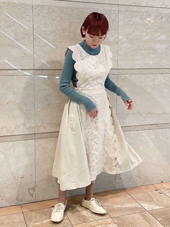 ホワイト系のその他シューズ、ホワイト系のワンピース、ブルー系のニット/セーターを着用したレディースの秋コーディネートの2枚目の写真