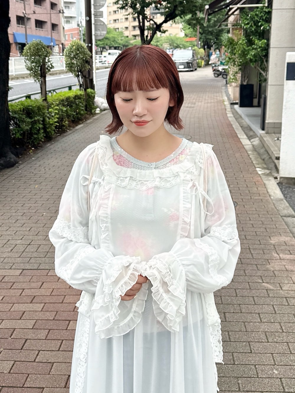 グリーン系のTシャツ/カットソー、ホワイト系のワンピース、ブルー系のデニムパンツを着用したレディースの夏コーディネートの4枚目の写真