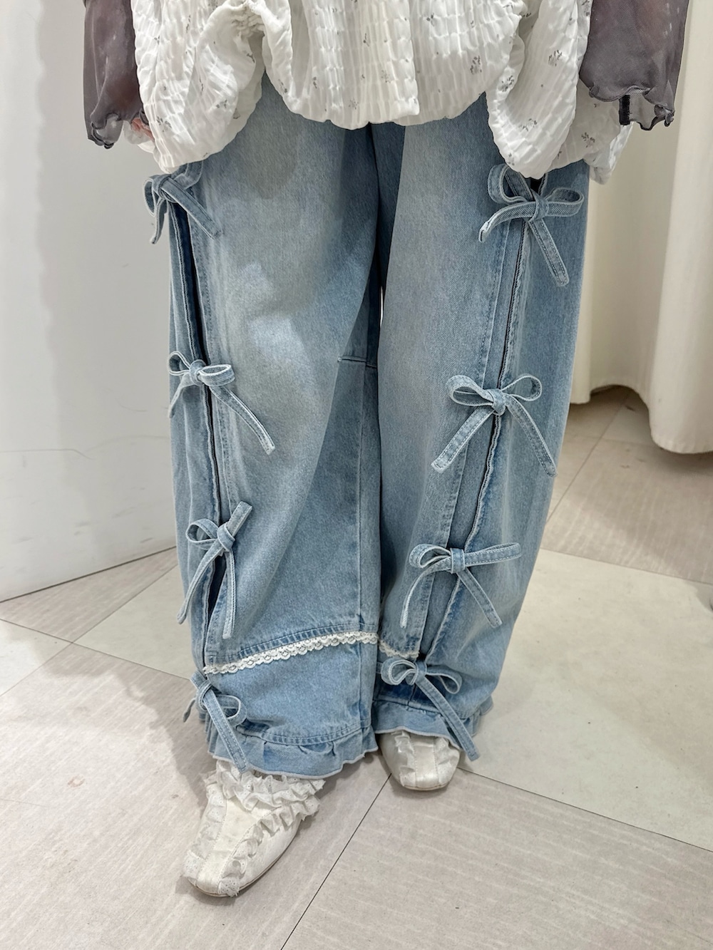 ホワイト系のワンピース、グレー系のTシャツ/カットソー、ブルー系のデニムパンツを着用したレディースの春コーディネートの7枚目の写真