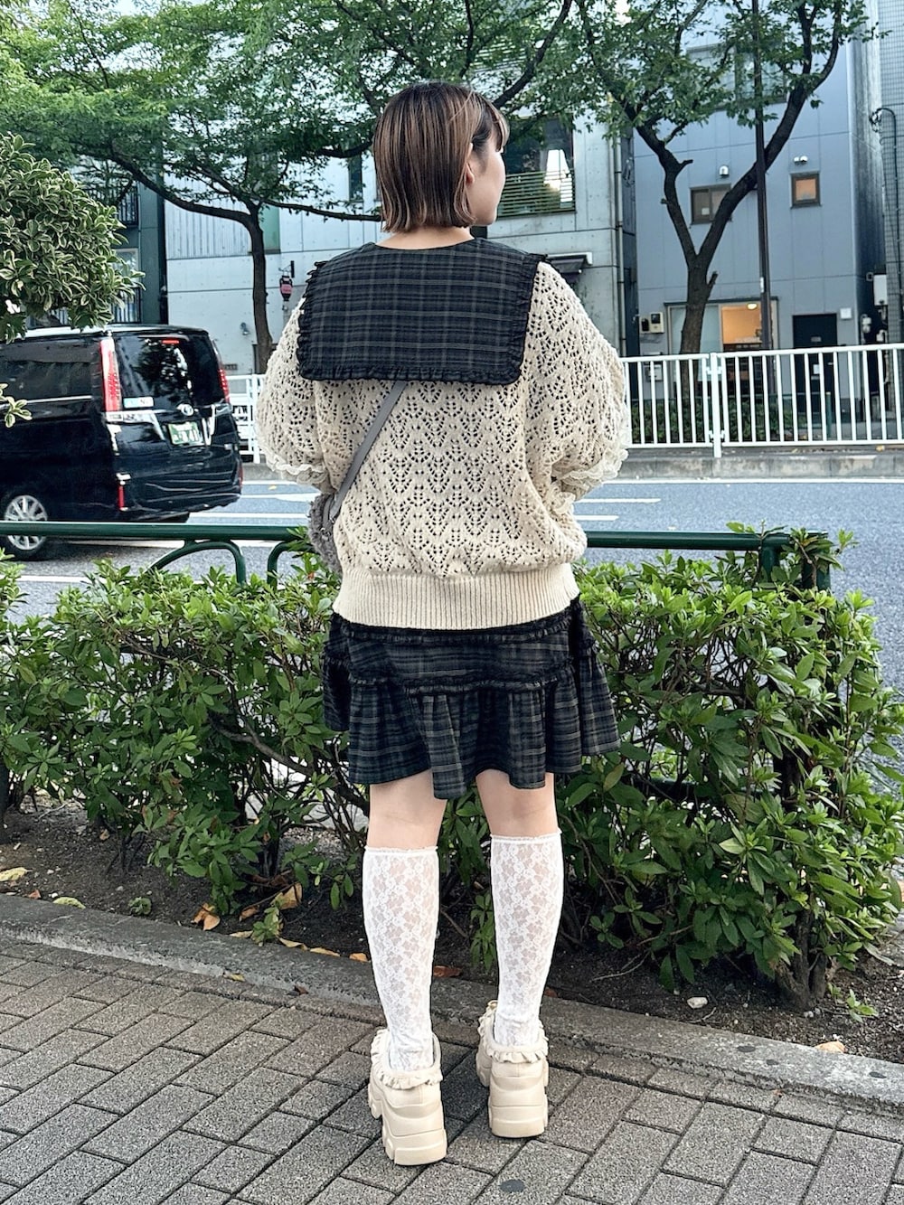 グリーン系のワンピース、ベージュ系のカーディガン/ボレロ、グレー系のショルダーバッグを着用したレディースの夏コーディネートの3枚目の写真