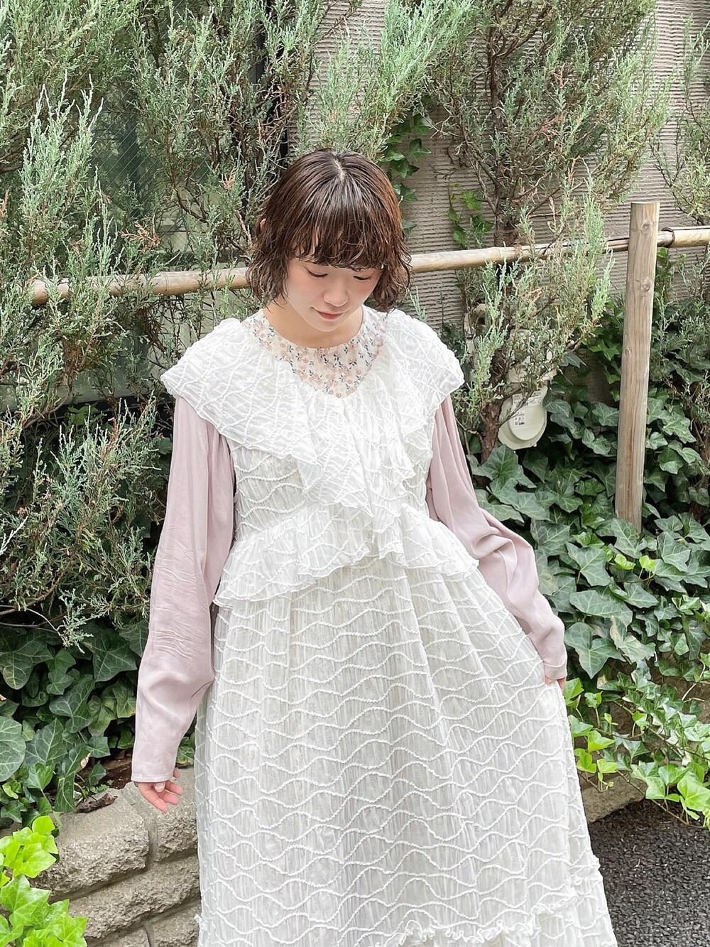 ホワイト系のワンピース、ホワイト系のワンピース、ホワイト系のスニーカーを着用したレディースの秋コーディネートの4枚目の写真