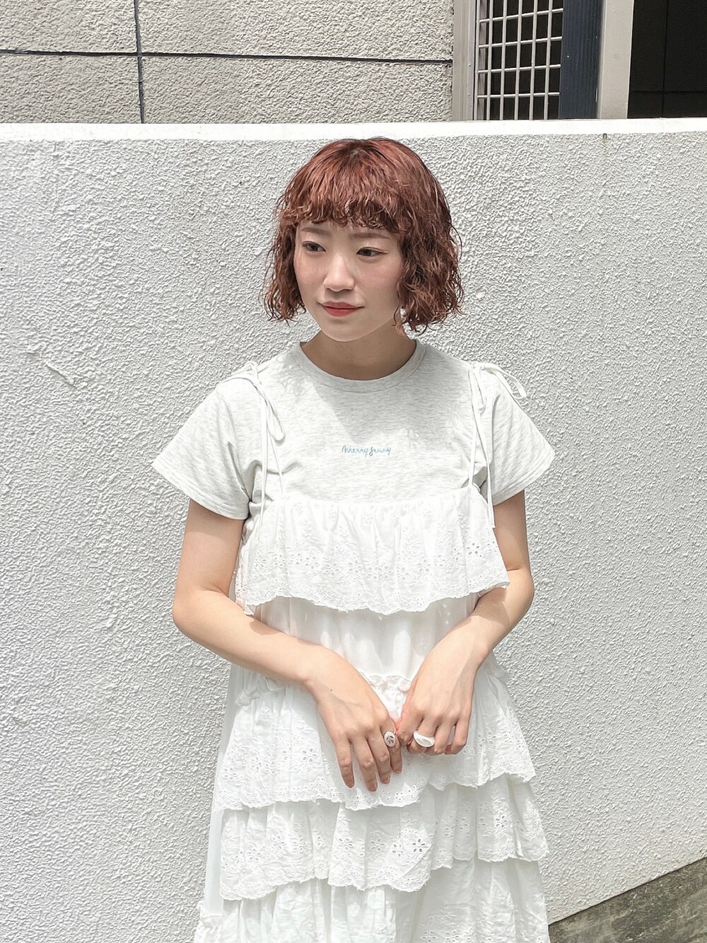 ホワイト系のワンピース、ホワイト系のサンダル、ブルー系のシャツ/ブラウスを着用したレディースの春コーディネートの5枚目の写真