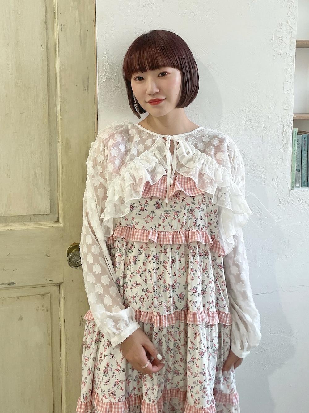 ホワイト系のシャツ/ブラウス、ピンク系のワンピース、ピンク系のサンダルを着用したレディースの春コーディネートの4枚目の写真