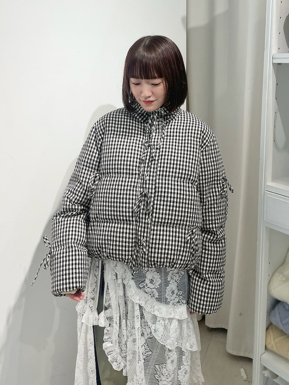 その他のブルゾン、ホワイト系のスカート、ブルー系のデニムパンツを着用したレディースの秋コーディネートの4枚目の写真