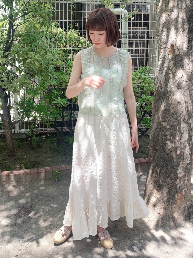 ブラウン系のパンプス、パープル系のキャミソール、グリーン系のシャツ/ブラウスを着用したレディースの春コーディネートの2枚目の写真