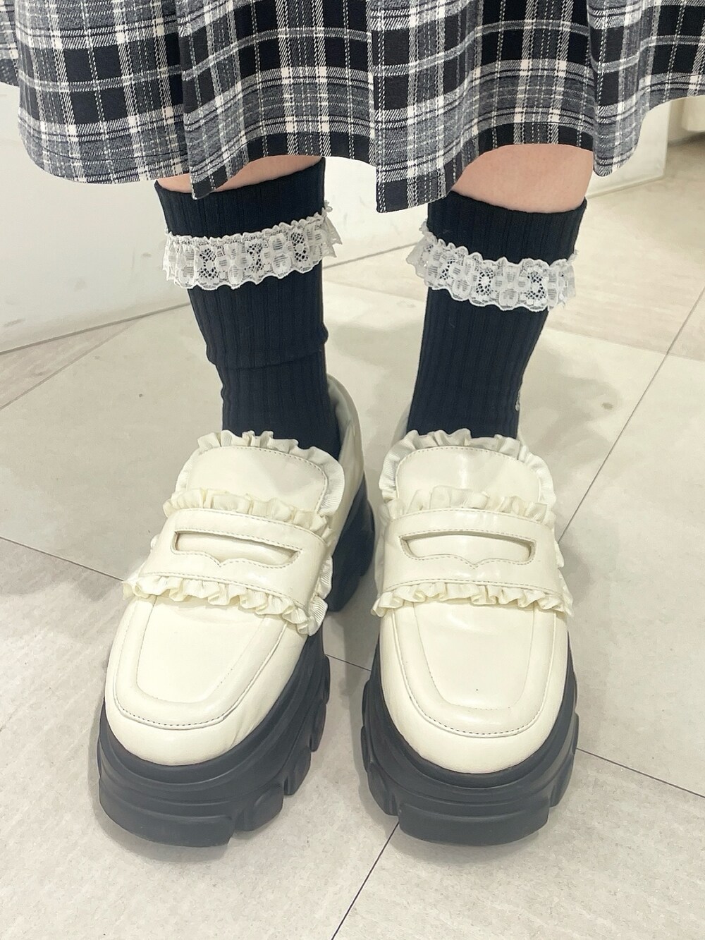 ホワイト系のカーディガン/ボレロ、シルバー系のシャツ/ブラウス、ブラック系のスカートを着用したレディースの秋コーディネートの7枚目の写真