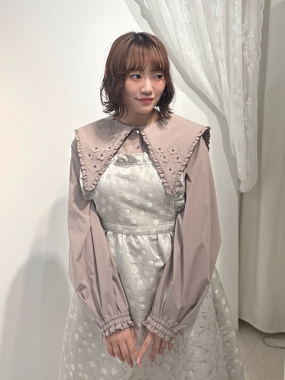 ベージュ系のシャツ/ブラウス、ホワイト系のワンピース、ブラウン系のハンドバッグを着用したレディースの夏コーディネートの5枚目の写真