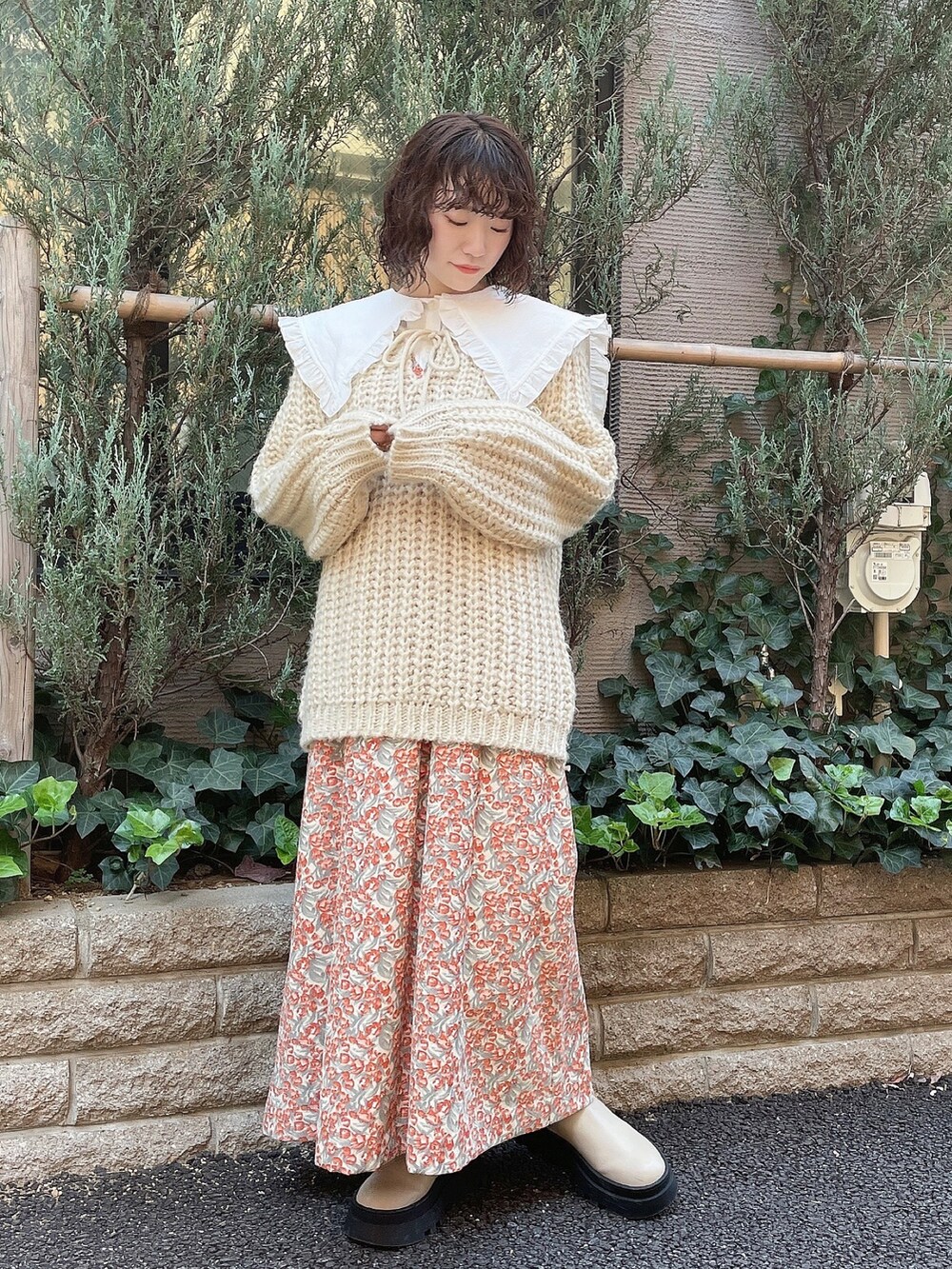 ホワイト系のニット/セーター、ホワイト系のシャツ/ブラウス、オレンジ系のワンピースを着用したレディースの秋コーディネートの2枚目の写真