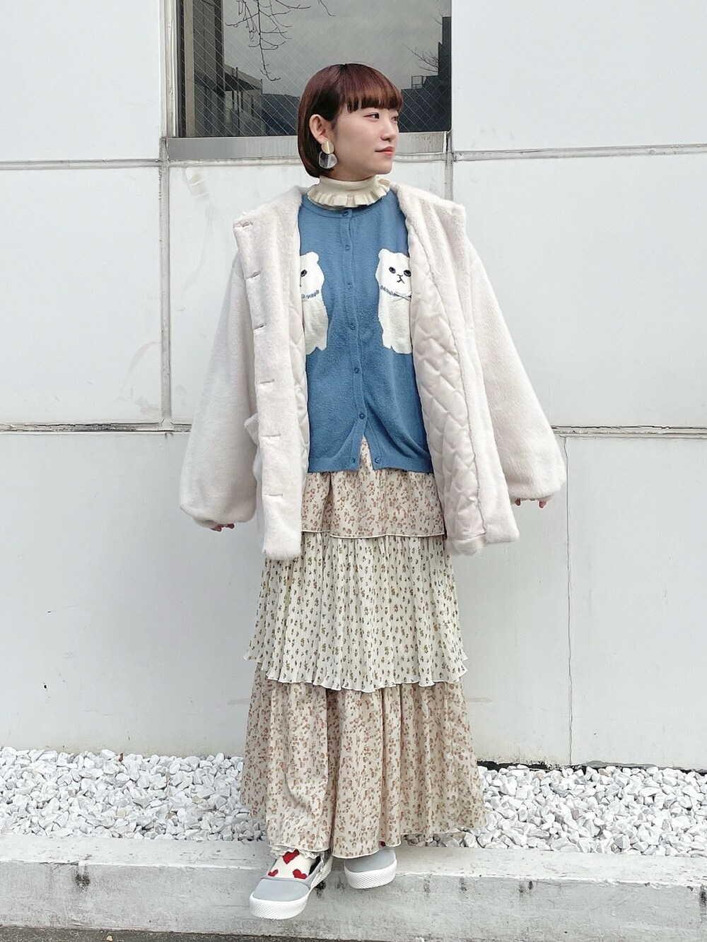 ホワイト系のダウンジャケット/コート、ブルー系のカーディガン/ボレロ、ホワイト系のニット/セーターを着用したレディースの冬コーディネートの2枚目の写真