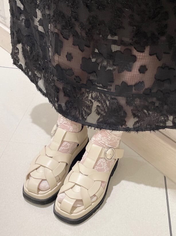 ホワイト系のハンドバッグ、ホワイト系のサンダル、ホワイト系のシャツ/ブラウスを着用したレディースの夏コーディネートの6枚目の写真