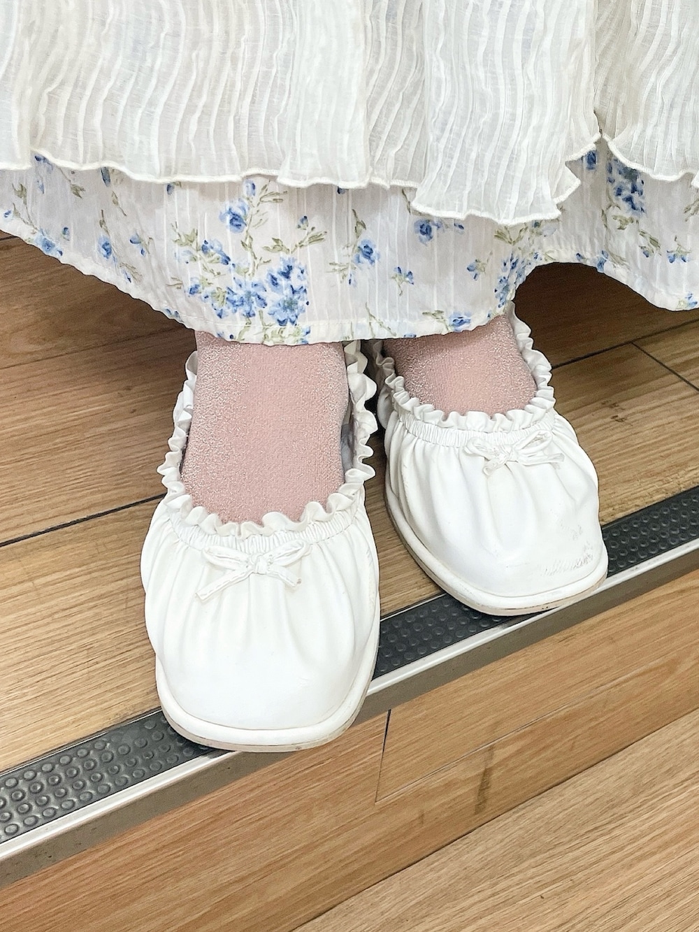 ブルー系のシャツ/ブラウス、ホワイト系のキャミソール、ブルー系のスカートを着用したレディースの冬コーディネートの7枚目の写真