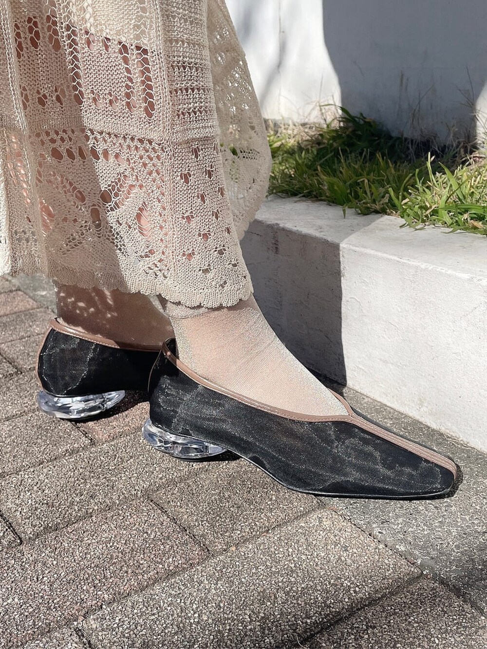 ブラック系のパンプス、パープル系のTシャツ/カットソー、ホワイト系のTシャツ/カットソーを着用したレディースの冬コーディネートの4枚目の写真