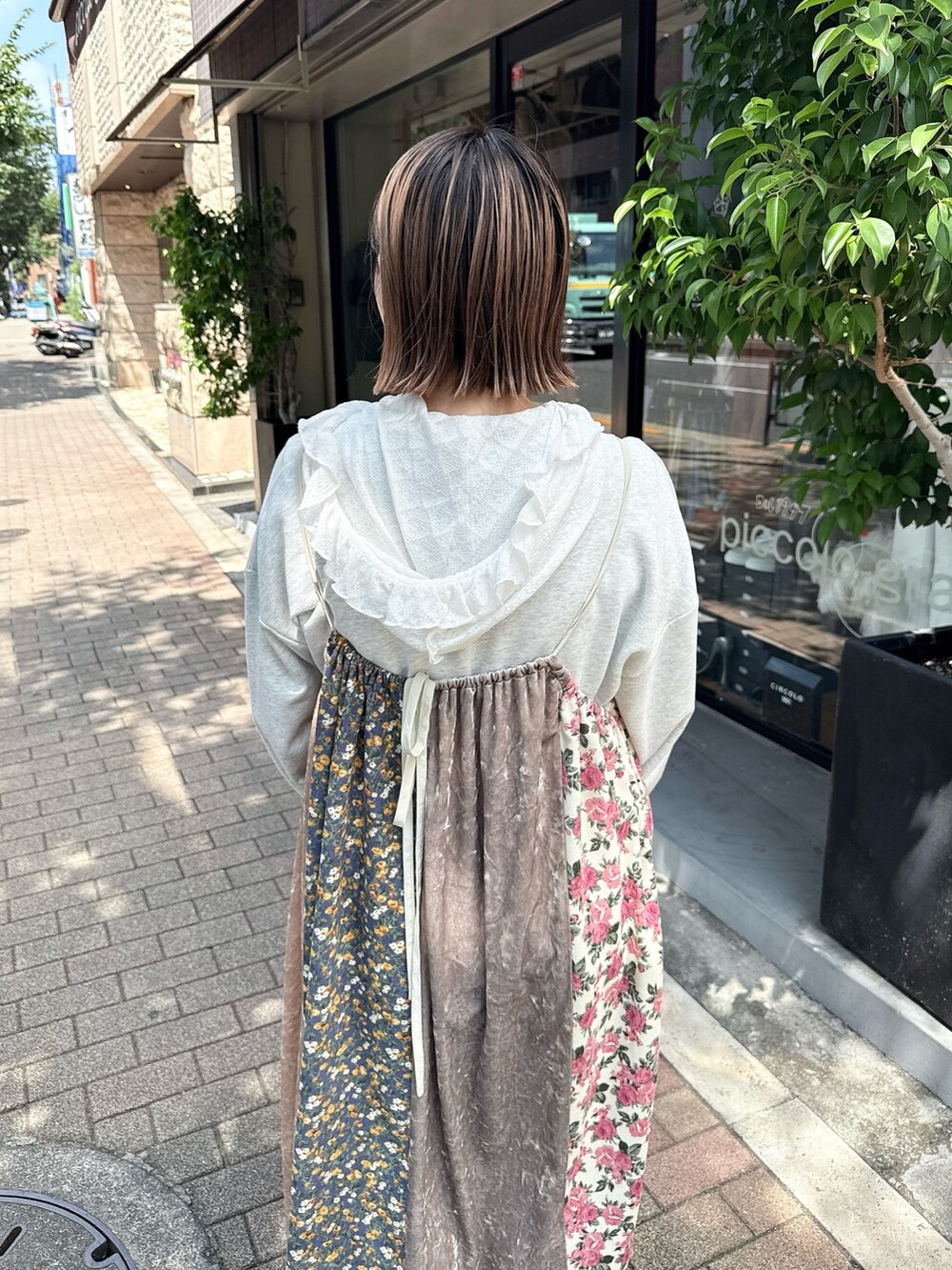 ピンク系のワンピース、グレー系のスウェット、ホワイト系のTシャツ/カットソーを着用したレディースの夏コーディネートの6枚目の写真