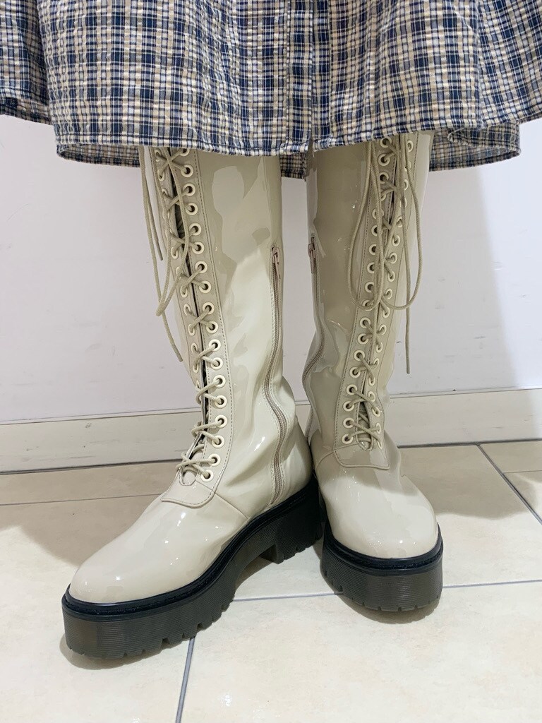 ブルー系のワンピース、ブルー系のワンピースを着用したレディースの夏コーディネートの6枚目の写真